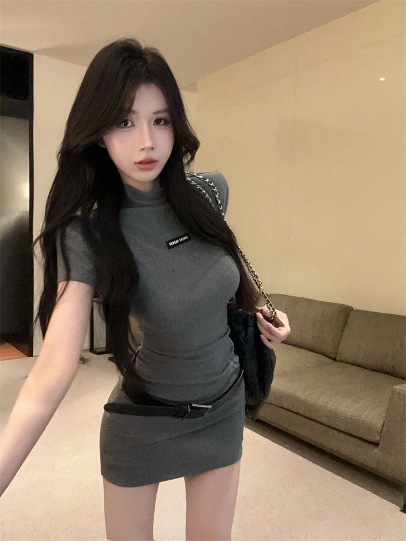 辣妹半高领短袖包复古收腰连衣裙带皮带小众修身显身材性感百搭