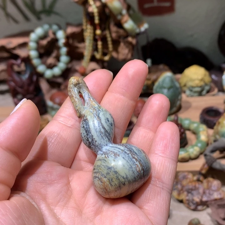 未镶嵌岫岩河磨玉（透闪石质玉）挂件
