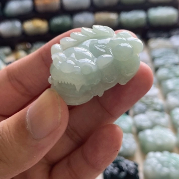 翡翠未镶嵌颈饰貔貅