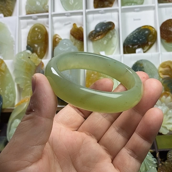 蛇纹石玉未镶嵌手镯