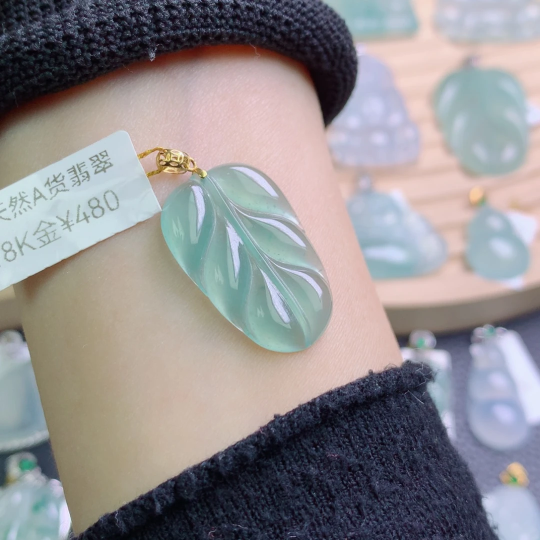 翡翠18K金镶嵌颈饰吊坠