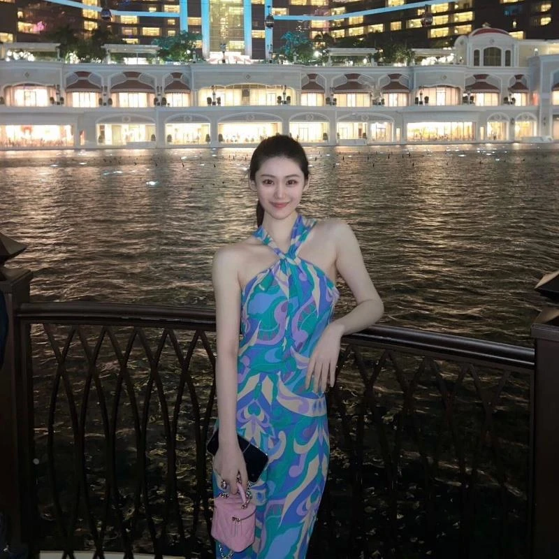 泰国度假风碎花吊带挂脖式连衣裤露肩气质高级感阔腿直筒连体裤