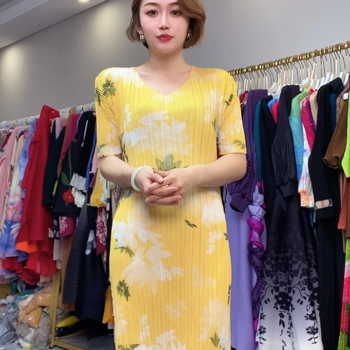 褶皱的大码连衣裙