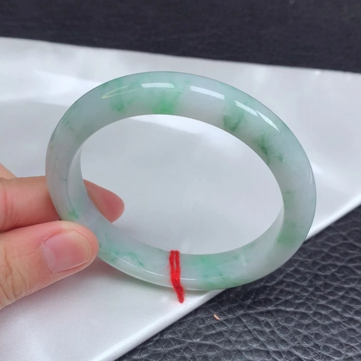 翡翠手镯未镶嵌。