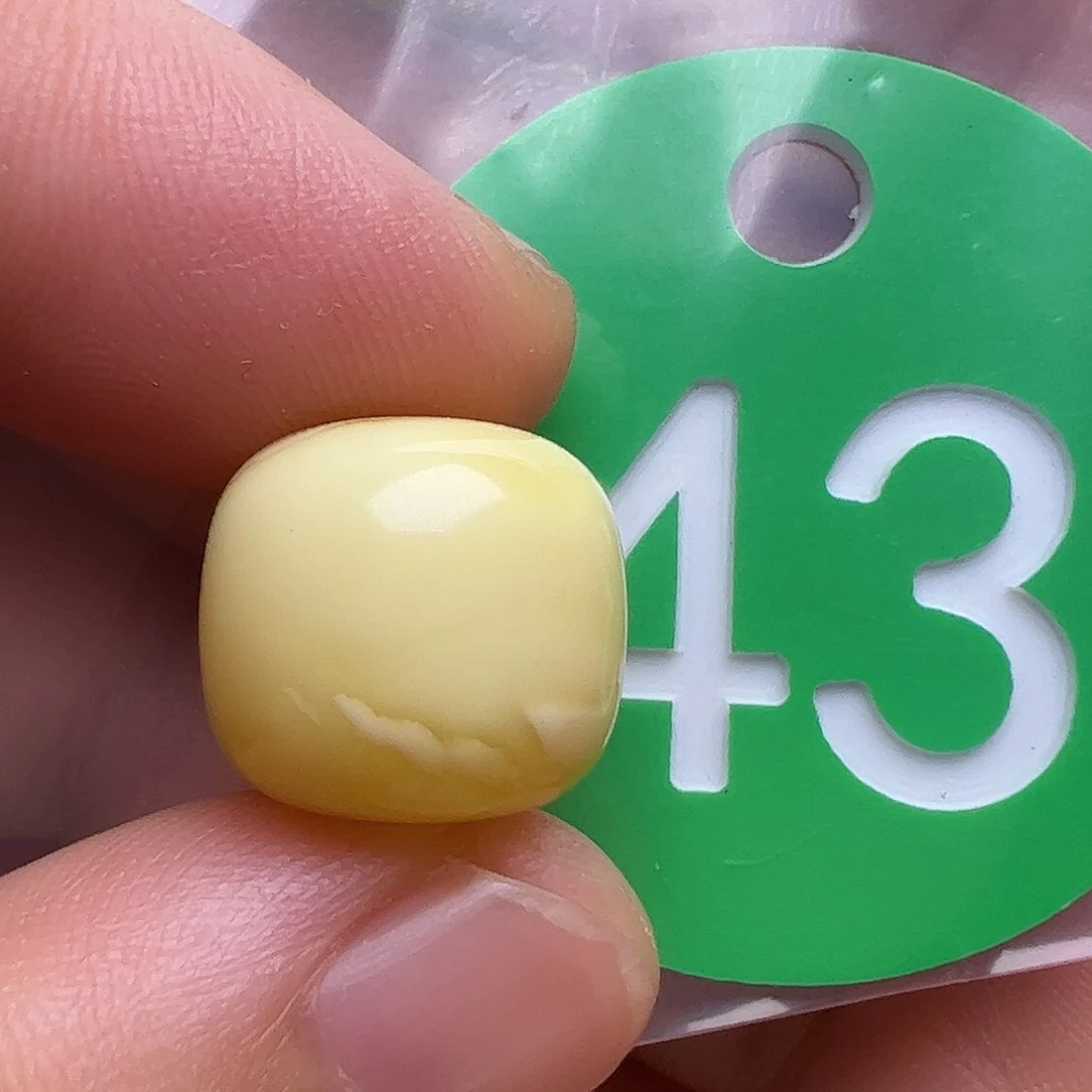 未镶嵌蜜蜡裸石13.2mm皮点