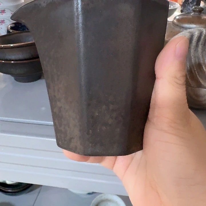 公道杯一个。品茗赏