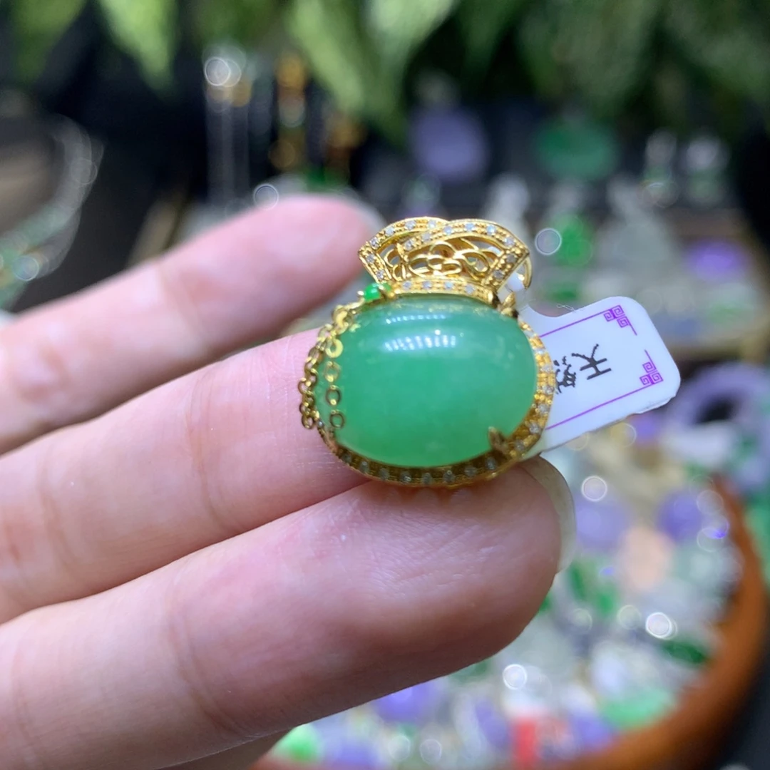 颈饰18K金镶嵌翡翠