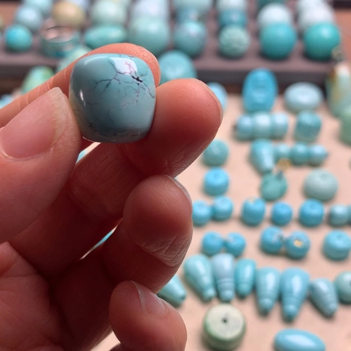 绿松石未镶嵌颈饰