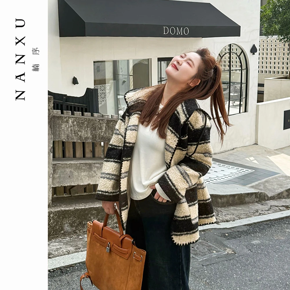 楠序【时髦温度】魏魏微胖女装 2025年冬装新条纹短外套宽松YZ38017