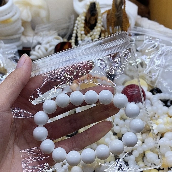 瓷白的墙面上有一个小