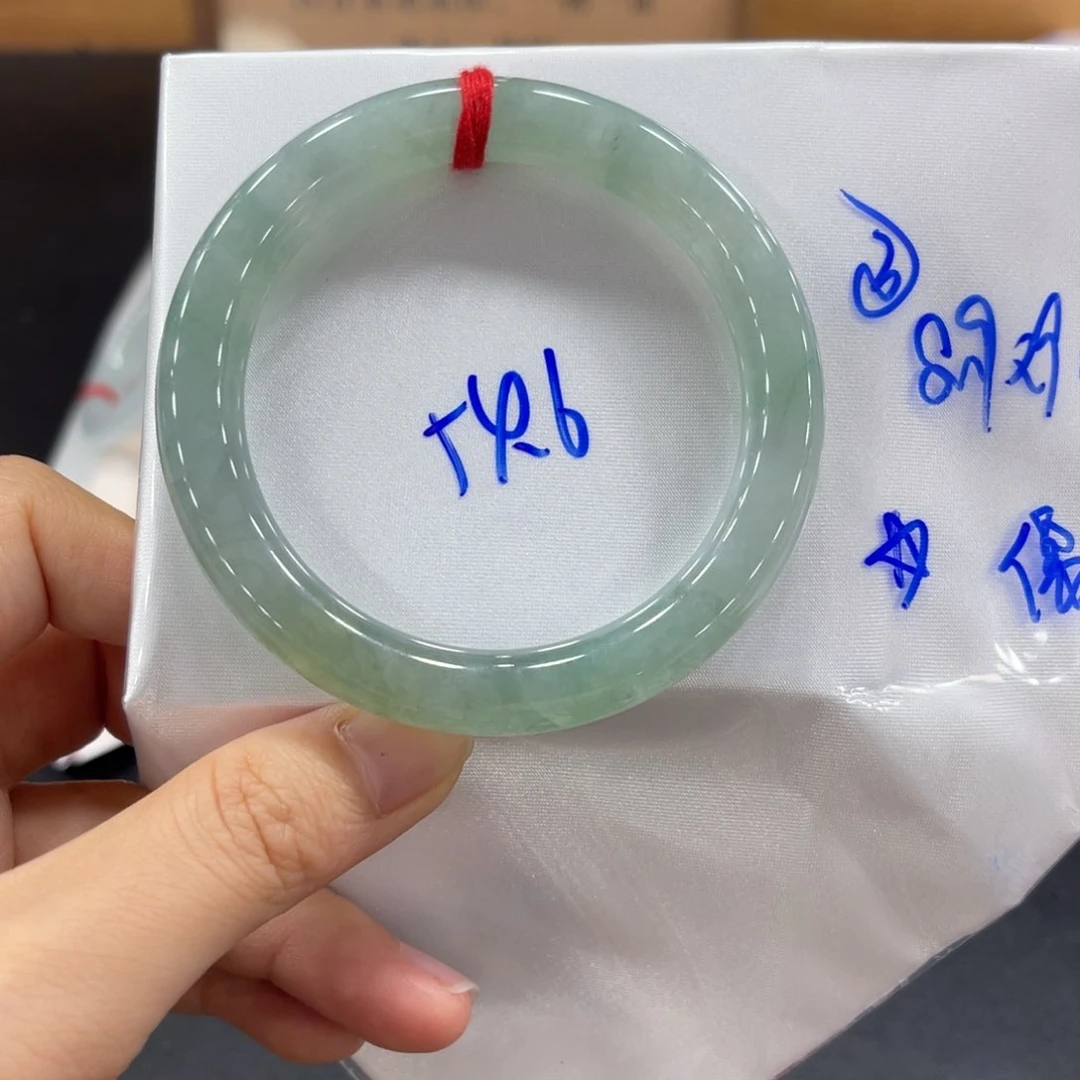 翡翠手镯未镶嵌翡翠