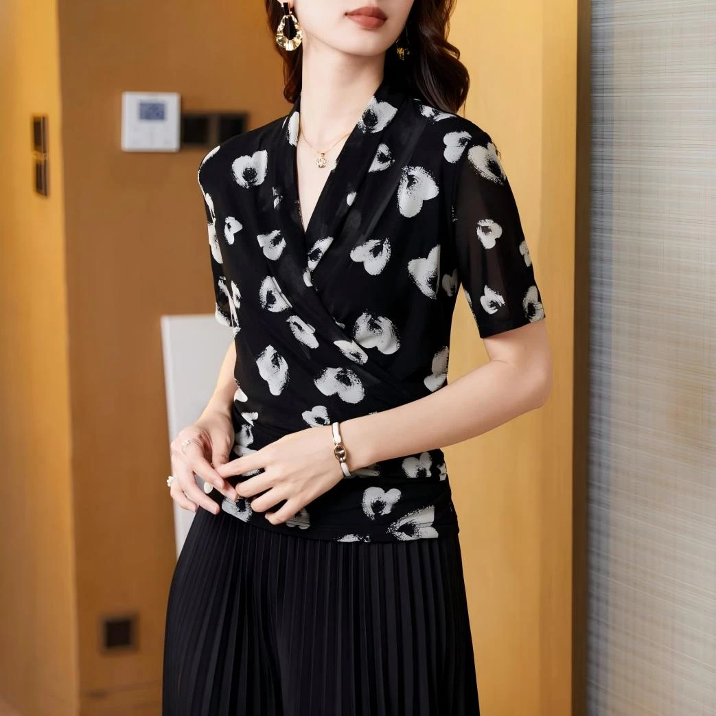 25019欧美时尚减龄爱心黑白印花大码洋气显瘦女装上衣夏季百搭