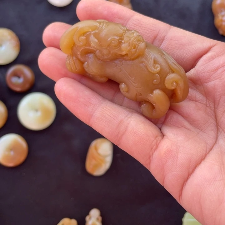 颈饰9K金镶嵌和田玉