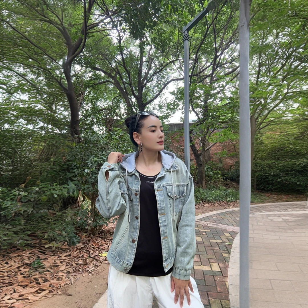 【酷时典】的新款短款牛仔衣帽子可以脱屑的