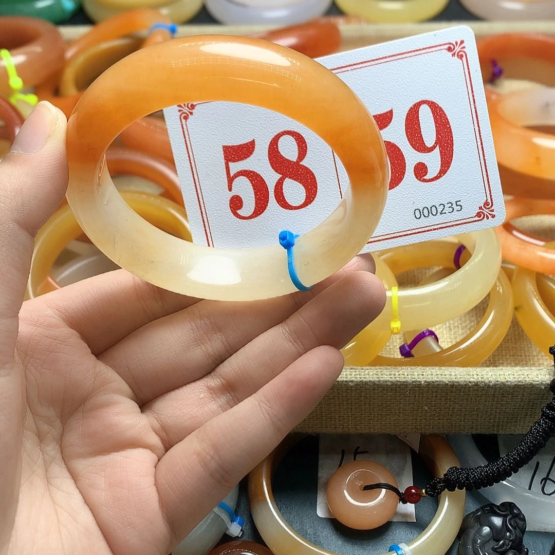 未镶嵌石英质玉（黄龙玉）手镯