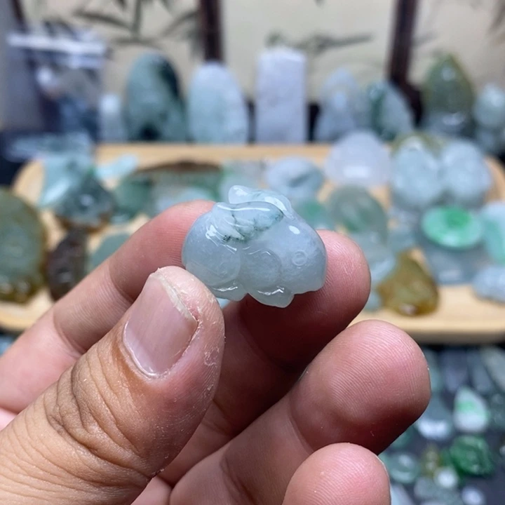 翡翠未镶嵌颈饰兔子