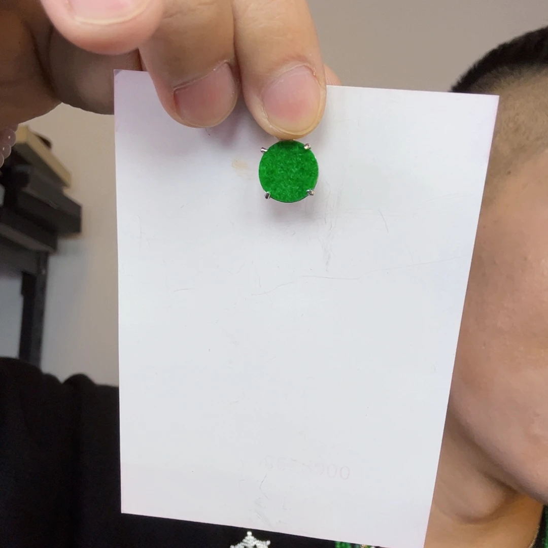 翡翠未镶嵌颈饰一件