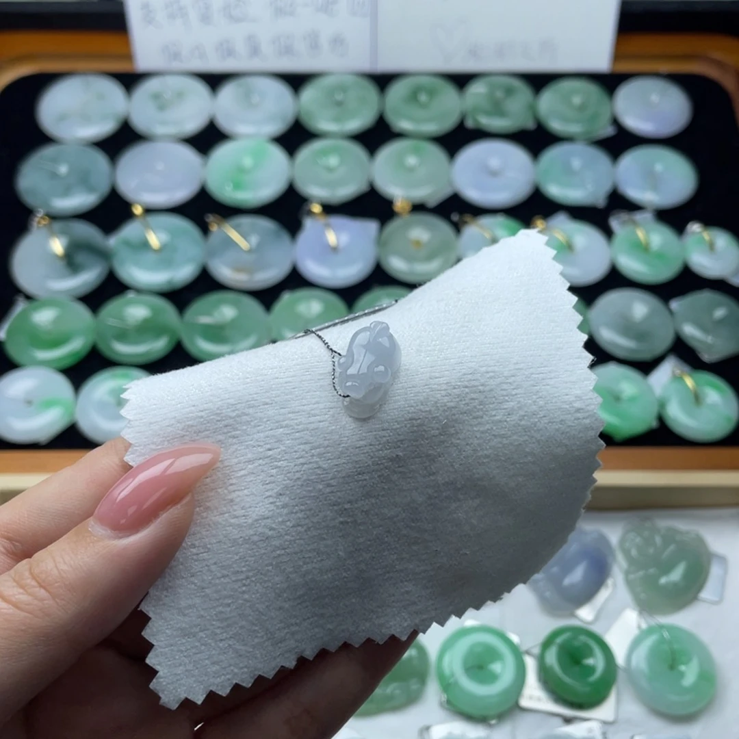 翡翠颈饰未镶嵌立体猪牌