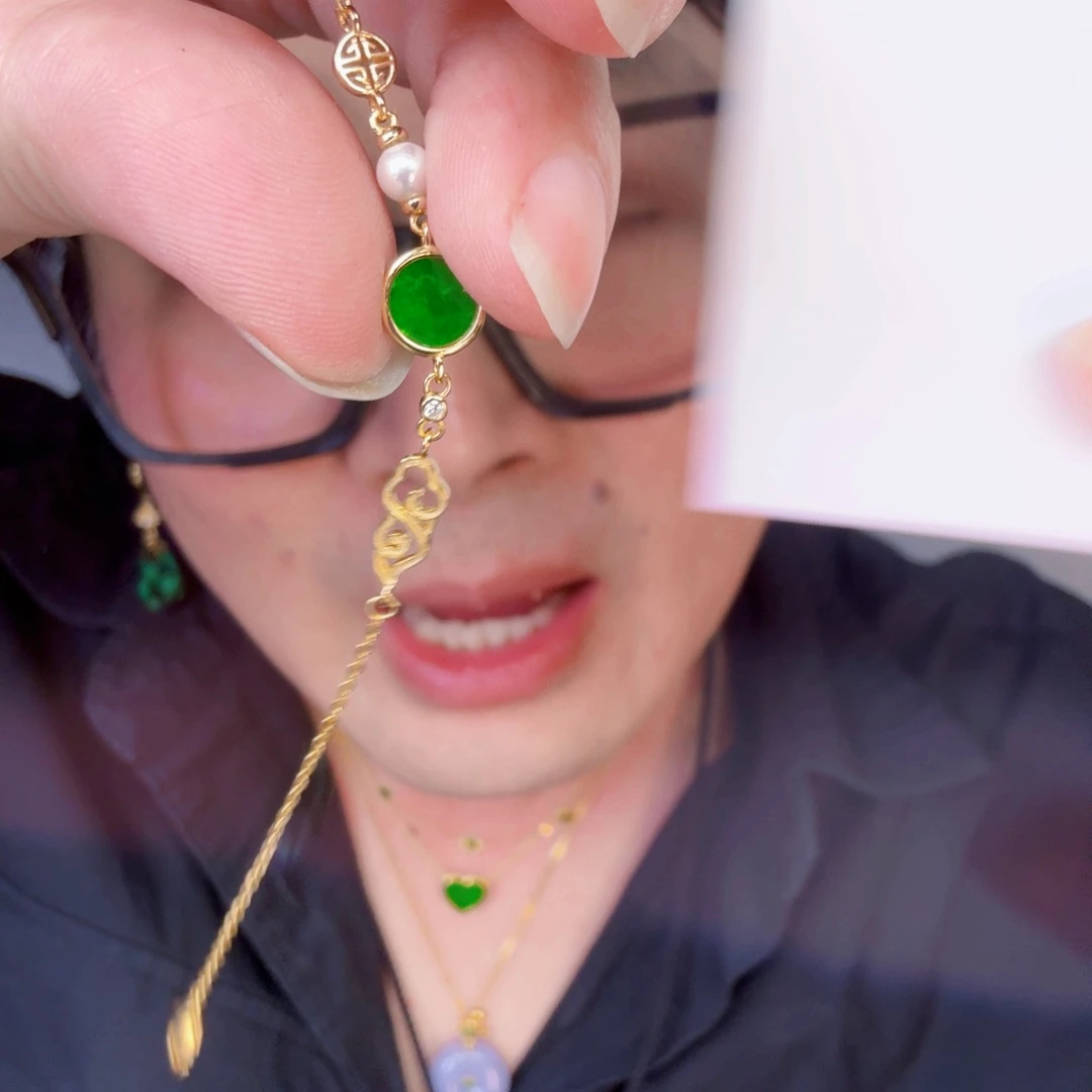 翡翠未镶嵌颈饰一件