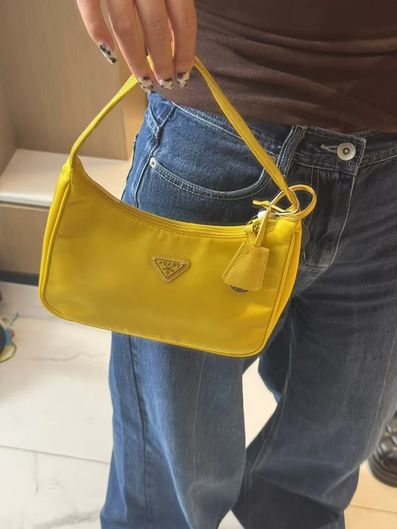 95新 Prada/普拉达 展会外场！黄色尼龙hobo包
