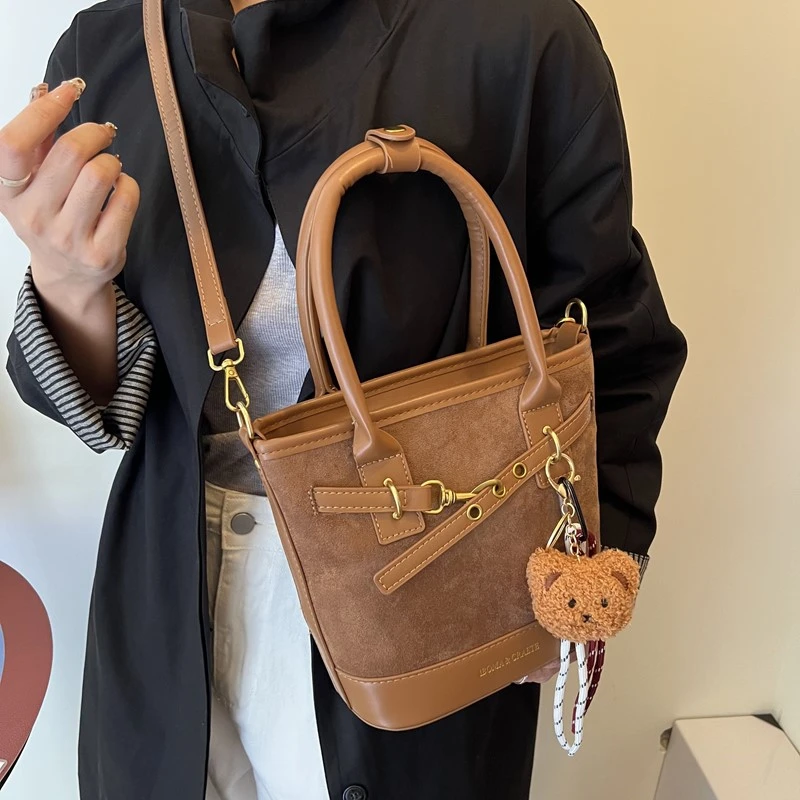 秋冬时尚复古手提水桶包包女2025新款潮高级感韩系通勤单肩斜挎包