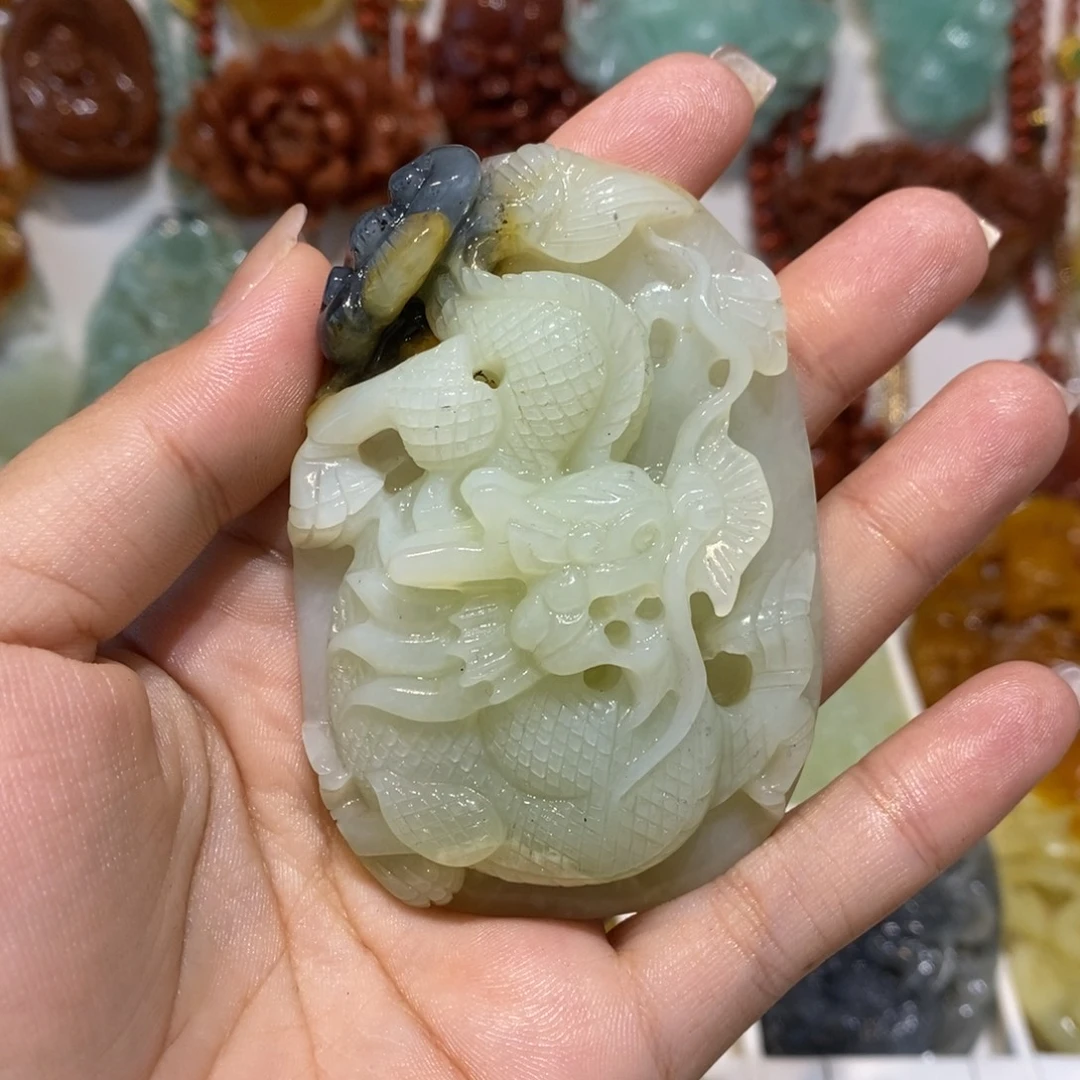 ****见未镶嵌蛇纹石玉颈饰