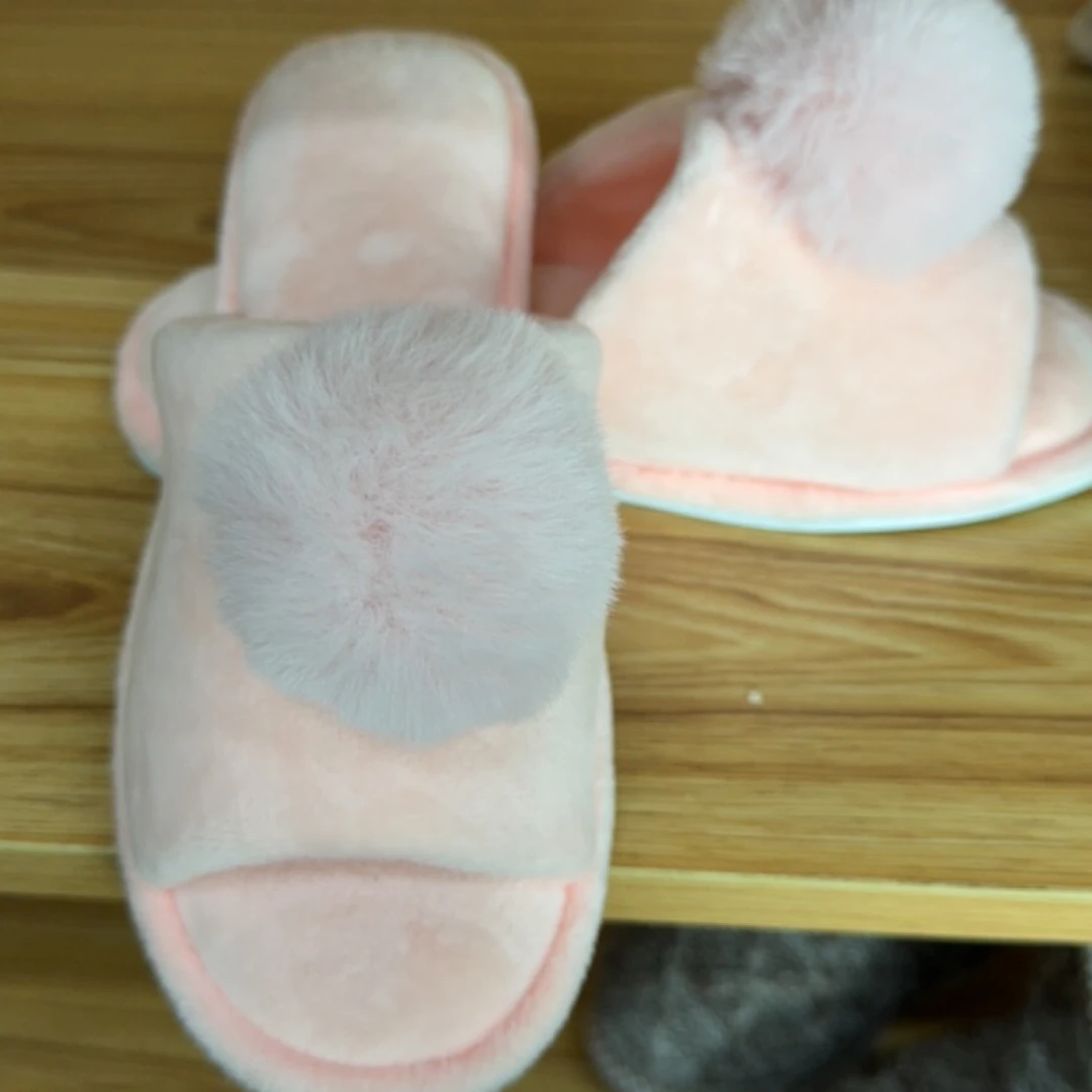 粉色大球托居家毛拖