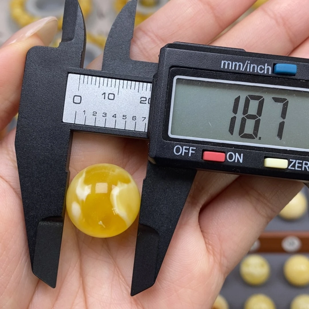 蜜蜡未镶嵌珠宝奇石?