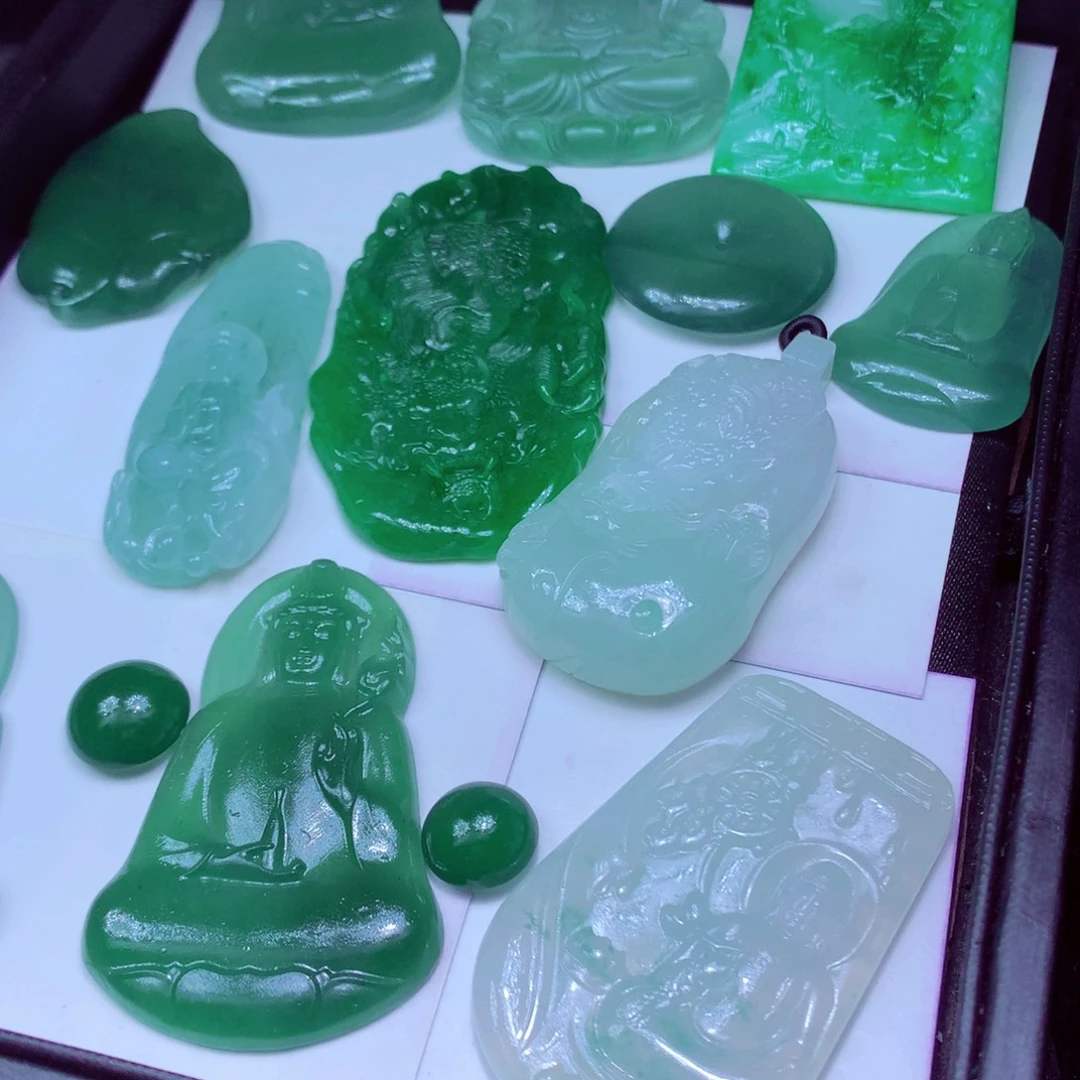 巴****定制翡翠未镶嵌天然翡翠A货毛货挂件