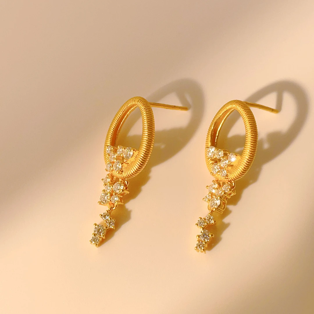 足金古法拉丝椭圆气质点钻耳饰