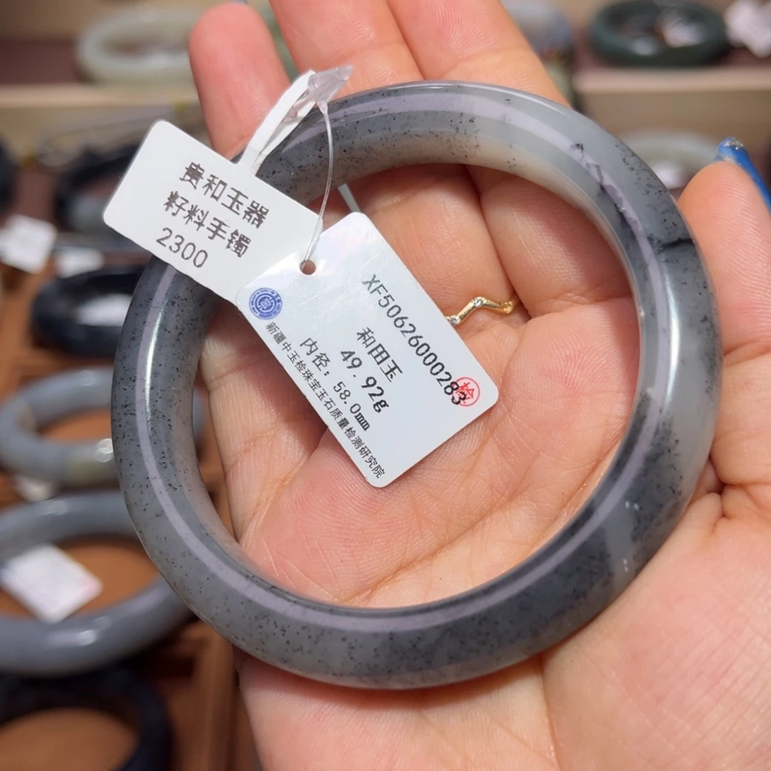 和田玉未镶嵌手镯