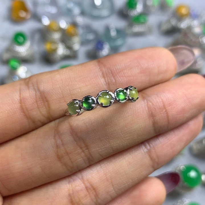 只***了翡翠未镶嵌戒指银托