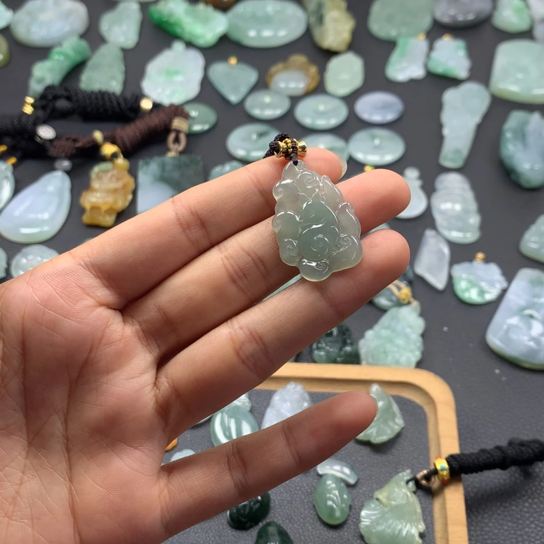 翡翠颈饰未镶嵌晏*九尾狐