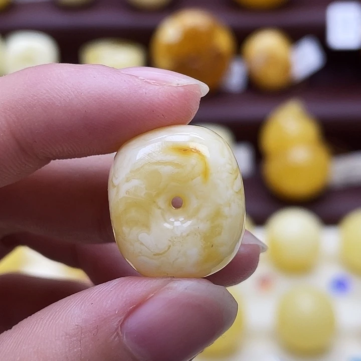 琥珀未镶嵌裸石20.1*17.7*10.9mm 瑕 403