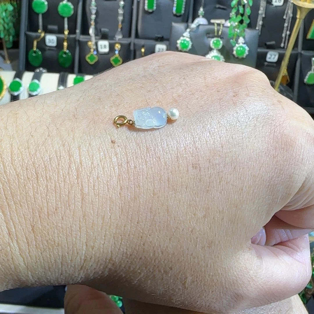 翡翠18K金镶嵌颈饰小滴溜