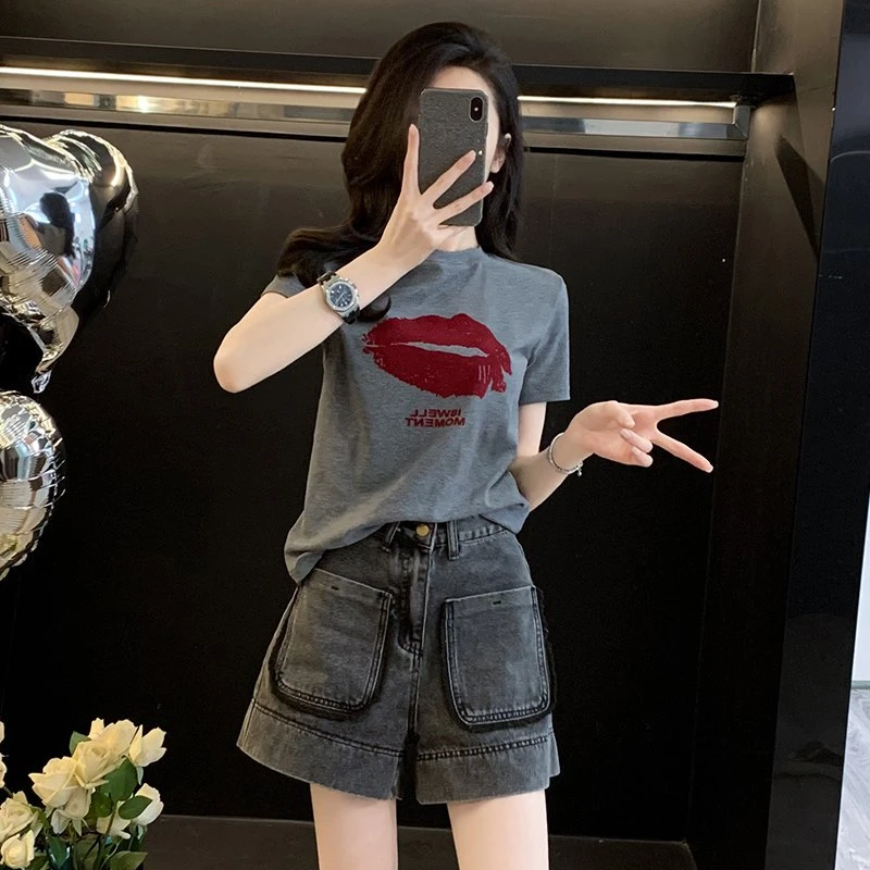 灰色红唇印花T恤女两件套夏季新款韩版辣妹阔腿牛仔短裤时尚套装