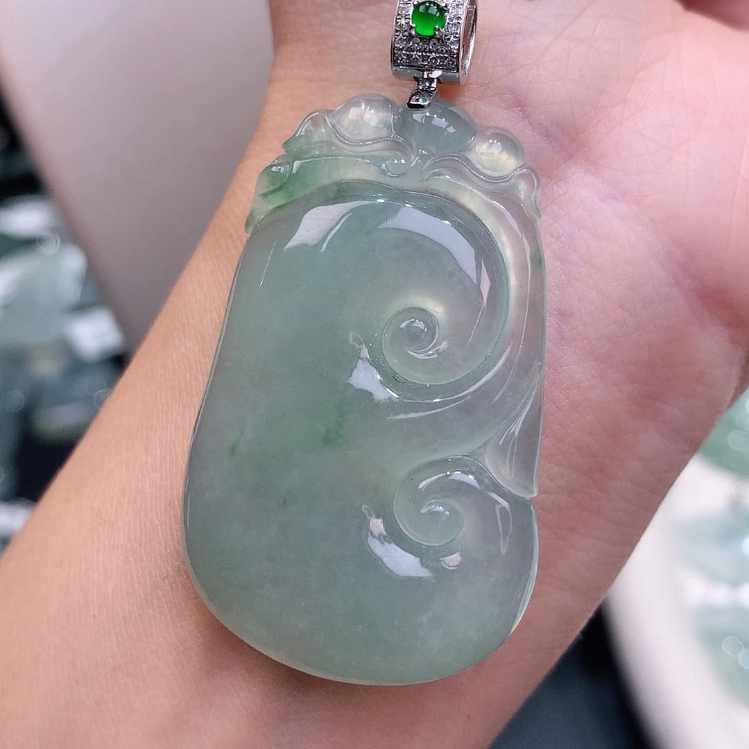 颈饰18K金镶嵌翡翠冰胶甜绿大如意