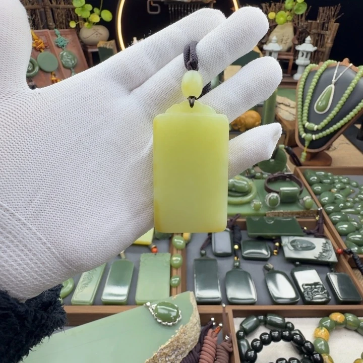 岫岩老玉（透闪石质玉）未镶嵌颈饰