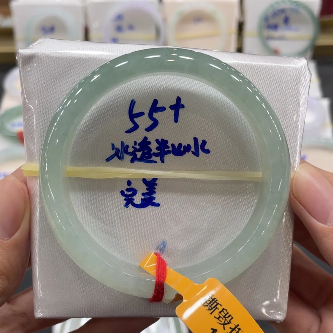 翡翠手镯未镶嵌祝***?翡翠手镯