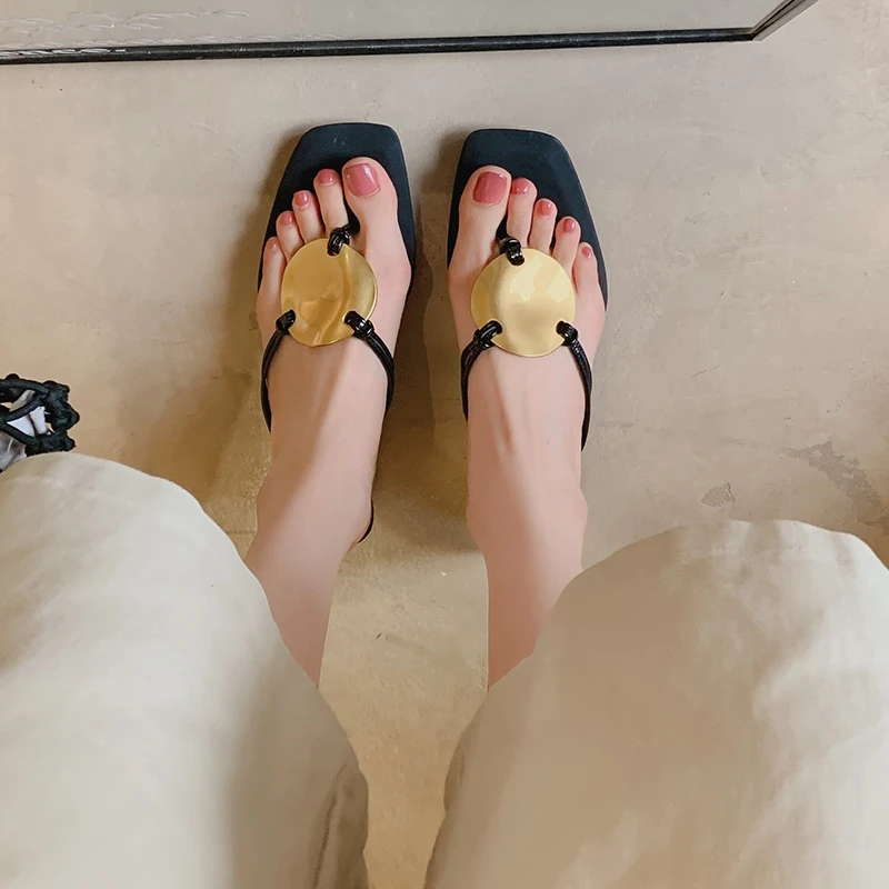 轻奢鞋子法式新款人字拖女夏季外穿夹趾金属平底黑色韩版油鞣