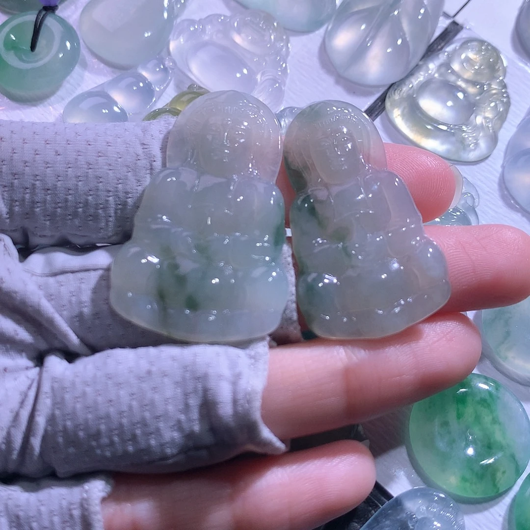 翡翠未镶嵌颈饰一对