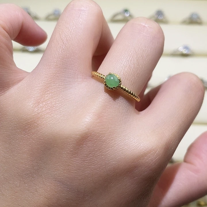 翡翠未镶嵌颈饰戒指