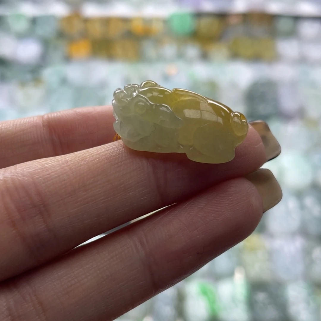 翡翠未镶嵌颈饰貔貅