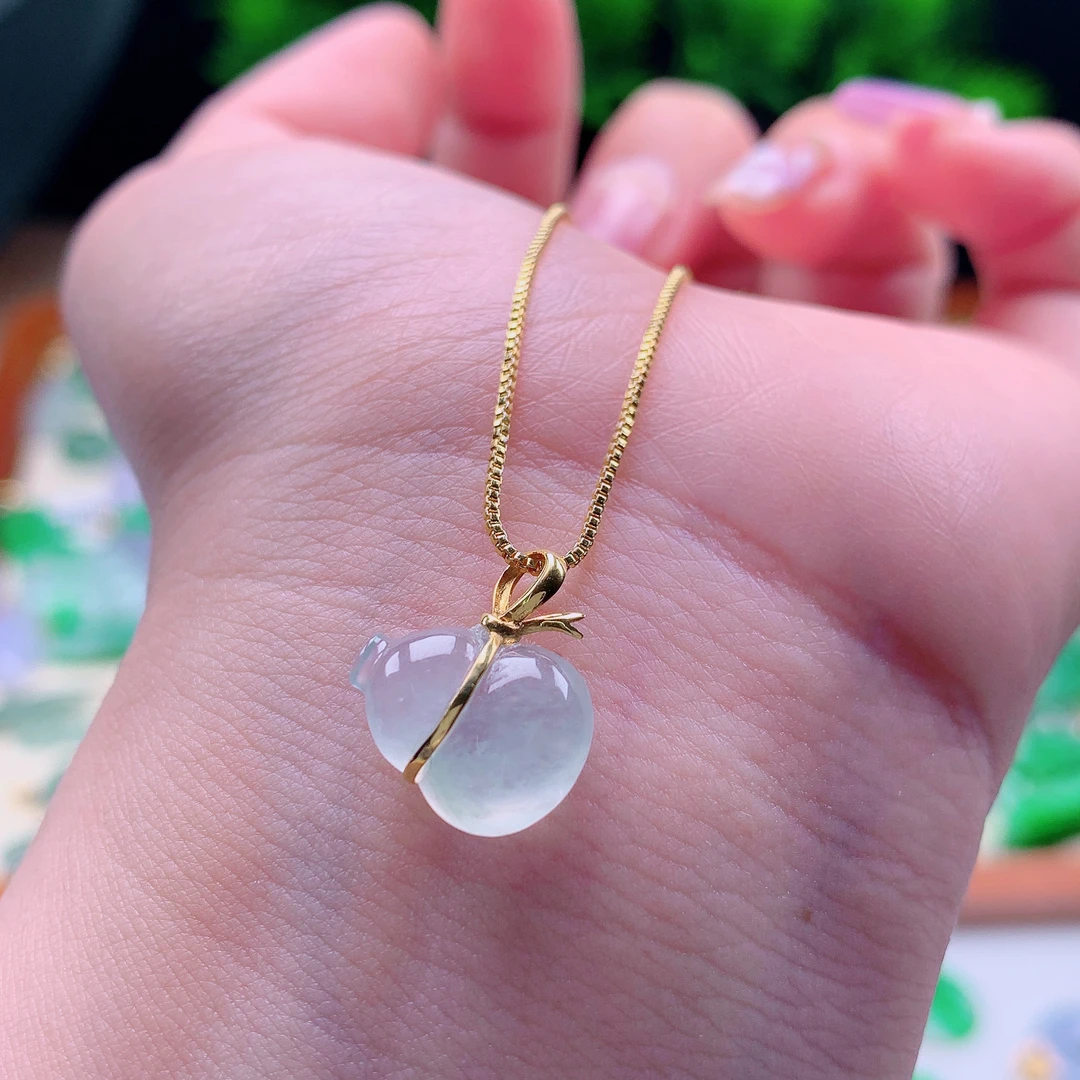 天然缅甸翡翠18k镶嵌葫芦吊坠、尺寸13.2×15.5×4.7