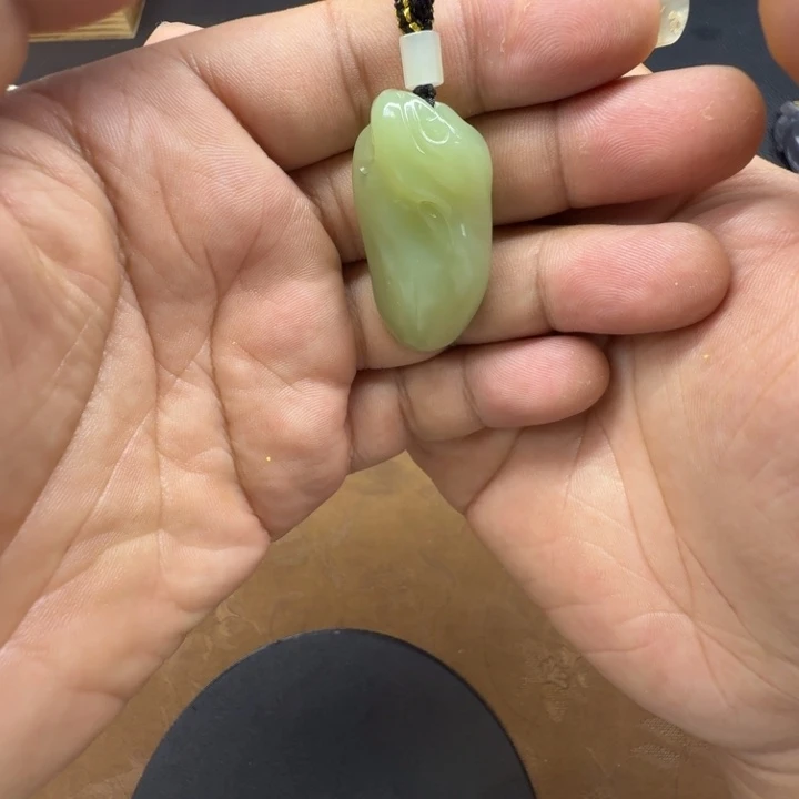 和田玉未镶嵌颈饰人***年