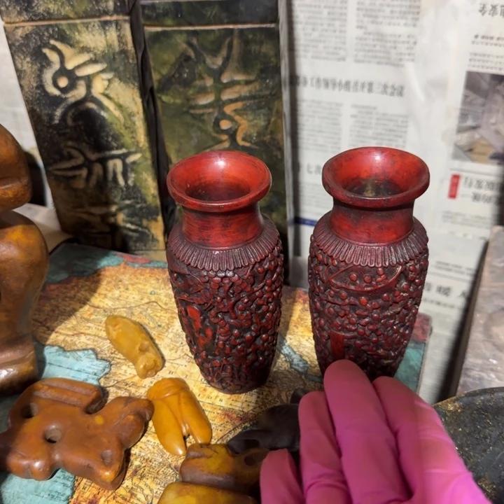 树脂红色花瓶一对炸漏