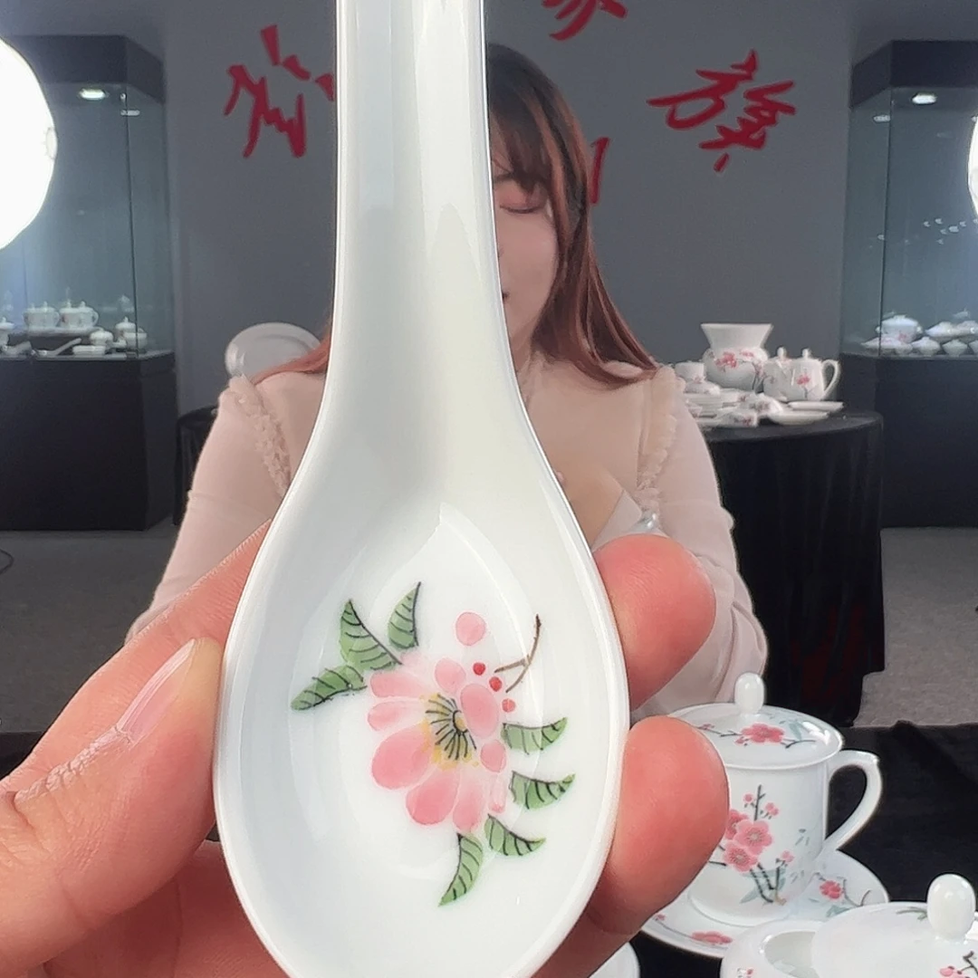 瓷釉下水点桃花小汤勺