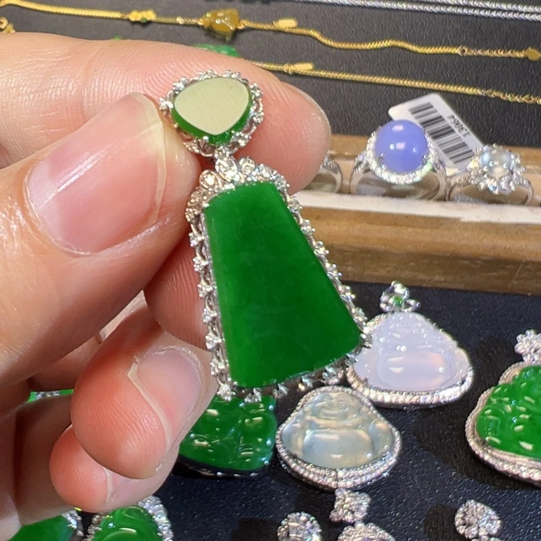 翡翠18K金镶嵌颈饰