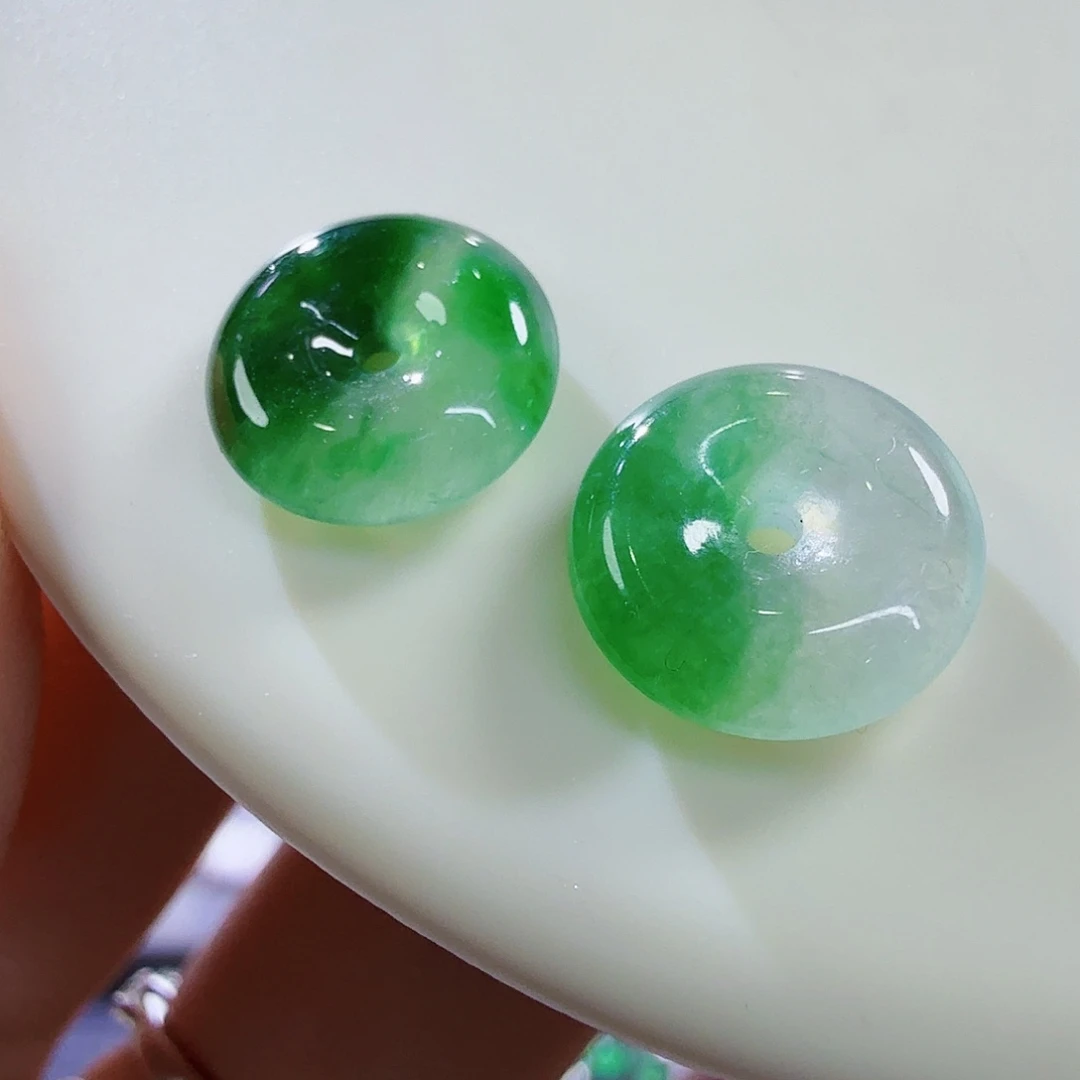 翡翠未镶嵌颈饰一对