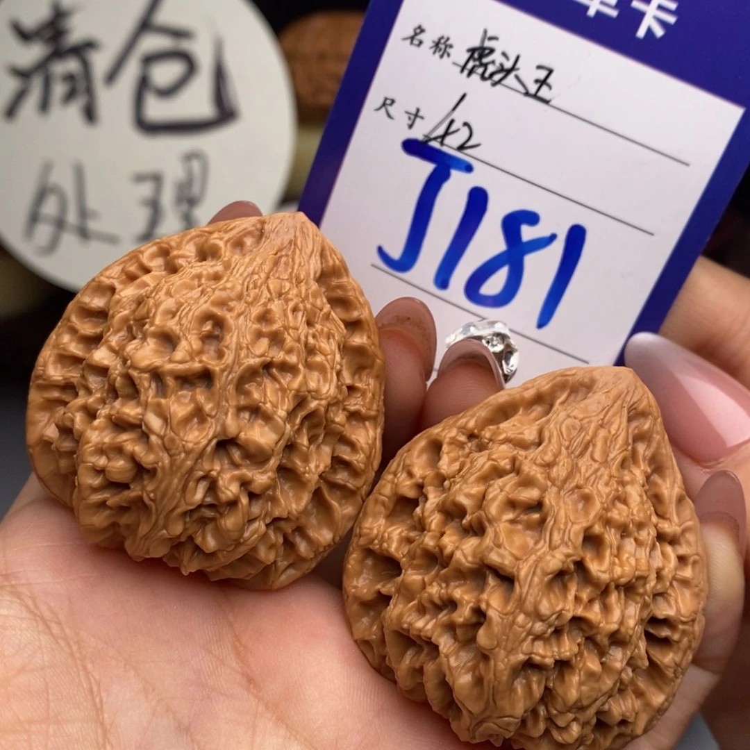 文玩核桃吊坠虎头王